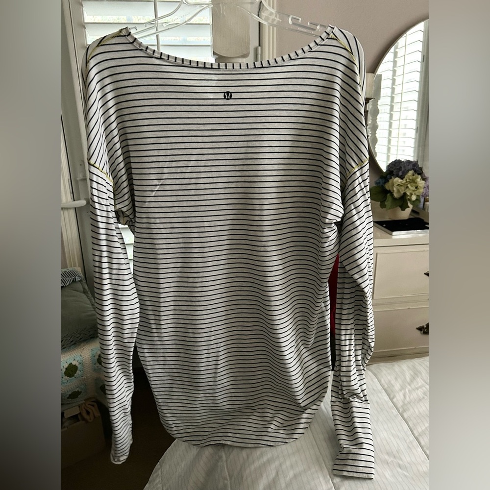 Lululemon Weekender Top - Picture 3 of 9